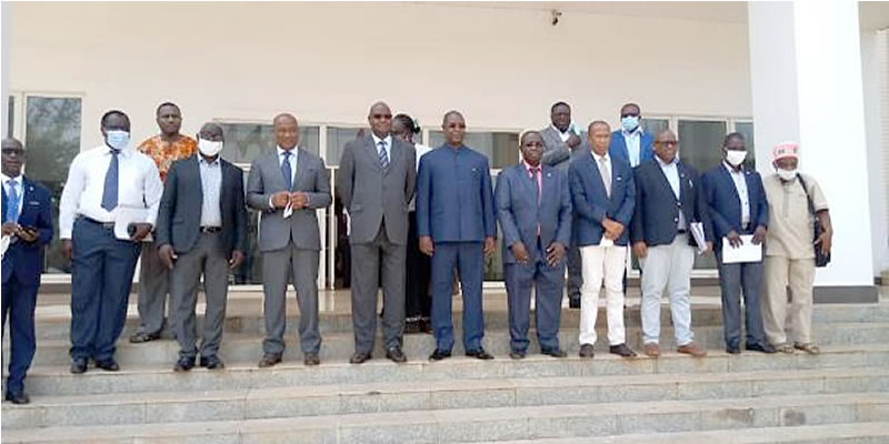 photo_famille_revuepolitique_bissau_ed2019.jpg photo_famille_revuepolitique_bissau_ed2019.jpg