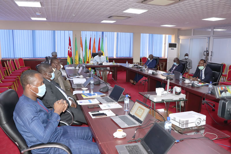 photo_participantssallecomission_revuepolitique_bissau_ed2019.jpg photo_participantssallecomission_revuepolitique_bissau_ed2019.jpg