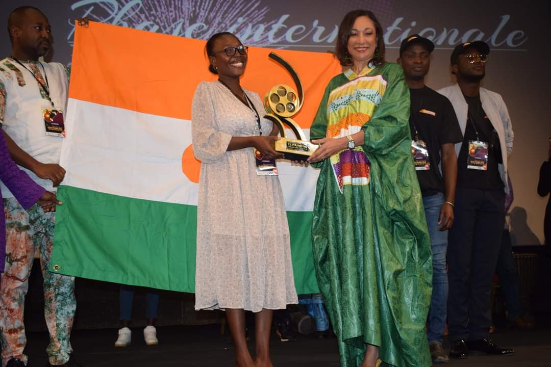 remise_du_grand_prix_kodjo_eboucle_a_la_laureate_par_la_ministre_de_la_culture_et_de_la_francophonie.jpeg