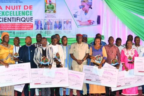Photo_groupe_remise_prix_Nuit_Excellence_Scientifique_Burkina_271224