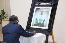 Image du PCOM signant le livre de condoléances